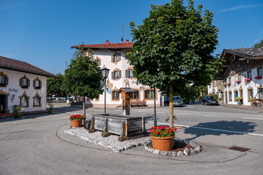 Wallgau - Die Mainstreet von Wallgau. Die B11 führt mitten durch den Ort. Ansonsten ist Wallgau durch die relative Alleinlage irgendwo ein bisschen stehengeblieben. - © alpintreff.de / christian Schön