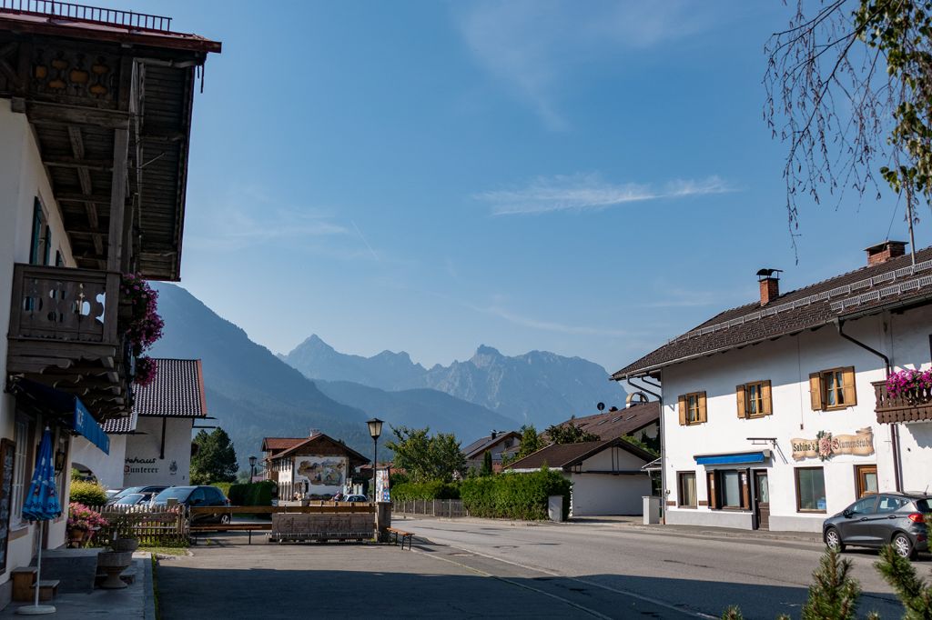 Wallgau - Blick über die B11 in Richtung Karwendelgebirge - © alpintreff.de / christian Schön