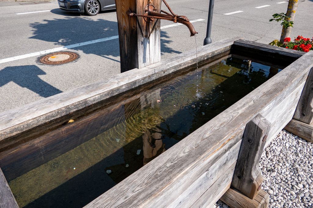 Wallgau - Da wir uns noch gut an Urlaube als Kind in Wallgau erinnern können: Dieser Brunnen diente uns damals noch als Spielgerät. - © alpintreff.de / christian Schön