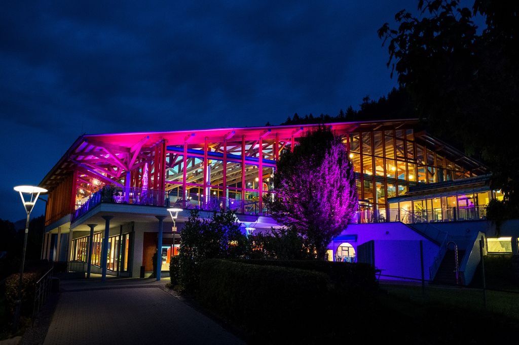 Watzmann Therme - Berchtesgaden - Am Abend sehen die Watzmann Therme in der schönen Beleuchtung sehr einladend aus. - © Watzmann Therme