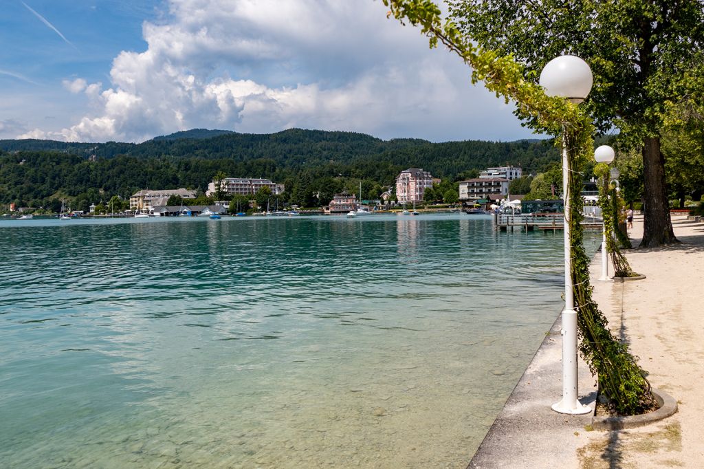 Der Wörthersee - Die Promenade mit dem traumhaften Wasser. - © alpintreff.de / christian Schön Der Wörthersee - Die Promenade mit dem traumhaften Wasser. - © alpintreff.de / christian Schön