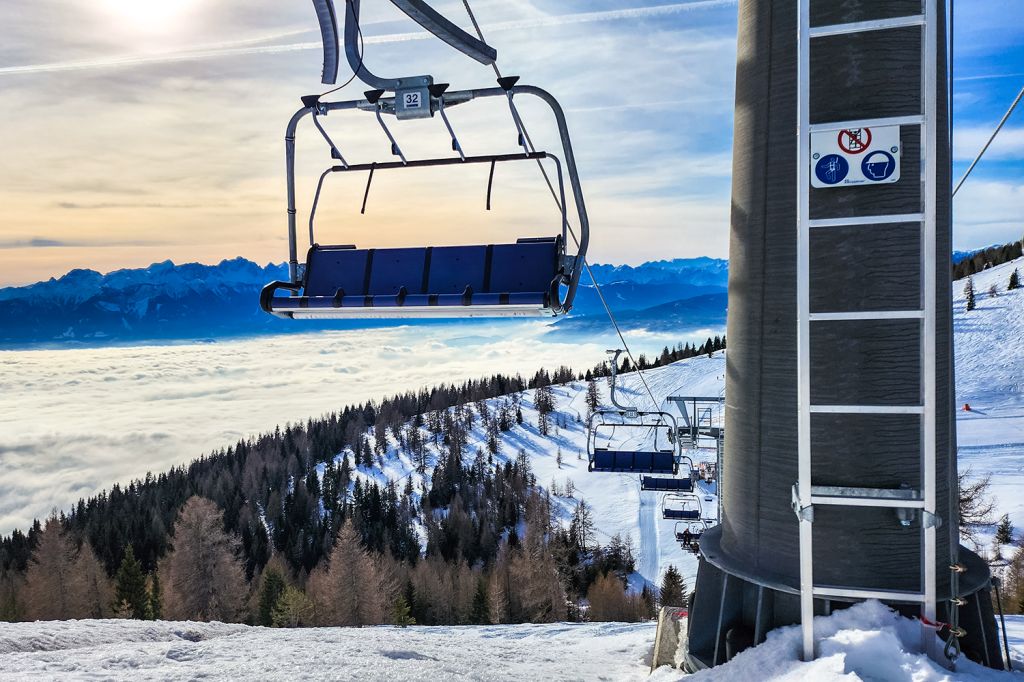 Wörthersee Freeride Jet - Seit der Saison 2022/2023 ersetzt der fix geklemmte 4er Sessellift Wörthersee Freeride Jet den ehemaligen Schlepplift Finsterbach. - © Gerlitzen Kanzelwand Touristik / Samitz Wörthersee Freeride Jet - Seit der Saison 2022/2023 ersetzt der fix geklemmte 4er Sessellift Wörthersee Freeride Jet den ehemaligen Schlepplift Finsterbach. - © Gerlitzen Kanzelwand Touristik / Samitz