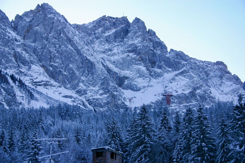 Trasse im Winter - Nahezu der komplette Höhenunterschied der Eibseeseilbahn von 1.950 Metern wird erst nach der zweiten Stütze zurückgelegt. - © alpintreff.de / christian schön