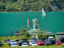 Achensee - Tirol - Am Ostufer gibt es einen Badestrand. Dort steht das Cafe Leuchtturm. • © alpintreff.de - Christian Schön