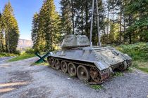 Das Bunkermuseum von Arnoldstein in Kärnten liegt am Wurzenpass, sehr nah an der Grenze zwischen Österreich und Slowenien. Ein Panzer macht auf das Museum aufmerksam.
 • © Annett Ehrenreich