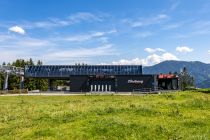 Talstation ist etwas irreführend, denn der Start liegt am Berg. Die Zinsbergbahn ist quasi die Verlängerung der Gondelbahn Hochbrxen. • © alpintreff.de - Silke Schön