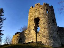 Die Burg erscheint imposant vor dem blauen Himmel. • © Renate Carré