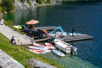 Mit dem Boot über den Vorderen Gosausee - Unbenommen schön und beeindruckend ist eine Erkundung des Vorderen Gosausees mit einem der Boote, die Du dort ausleihen kannst. Zur Verfügung stehen Tretboote, Elektroboote und SUPs. • © alpintreff.de - Christian Schön