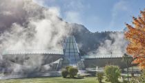 Aqua Dome - Längenfeld im Ötztal - Eine Augenweide ist die gesamte Anlage, die architektonisch einfallsreich ist. Es gibt 12 Innen- und Außenbecken, alle mit angenehmen 35°C Wassertemperatur.  • © Aqua Dome