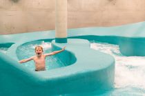 Kinderspaß - Beginnen wir mit den Kindern. Für diese gibt es einen Wildbach, eine Kinderhöhle und natürlich jede Menge Platz zum planschen und schwimmen. • © Therme Lindau