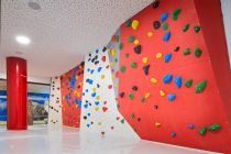 Die Boulderwand ist nur ein Element der Indoor-Erlebniswelt auf zwei Etagen.  • © www.zugspitz-resort.at