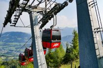 Vier Gondeln fahren in einer Gruppe und halten für den Ein- und Ausstieg stets an.  • © alpintreff.de - Christian Schön