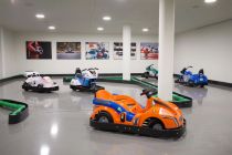 Die Indoor-Kartbahn für die Kinder. Für die Kinderbetreuung gibt es eine Krabbellandschaft und DIDIs Kinderclub. Jede Woche gibt es dort ein abwechslungsreiches Kinderprogramm (drei bis zwölf Jahre), darunter zum Beispiel ein Sporttag, ein Naturerlebnistag, ein Koch- oder Lesetag. Natürlich wird auch gebastelt, getöpfert, gemalt und gebacken.  • © www.zugspitz-resort.at