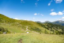Oben auf dem Berg - Nach der Fahrt mit der Panoramabahn eröffnet sich ein schönes Panorama. • © alpintreff.de - Silke Schön
