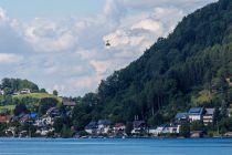 In der Bildmitte ganz klein die Grünberg Seilbahn in Gmunden. • © alpintreff.de - Christian Schön