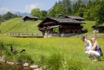 ...stand in der Gemeinde Hart im Zillertal. Ungefähr so wie jetzt im Museum sah das Haus seit dem 17. Jahrhundert aus. Bei diesem Vierkantblockbau ist nur der Stall gemauert. • © Museum Tiroler Bauernhöfe