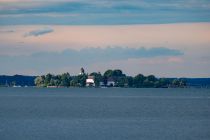 Ganz anders präsentierte sich das Wetter am Abend zwei Tage zuvor. Hier der Blick auf die Fraueninsel. • © alpintreff.de / christian Schön