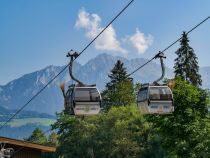 Gondelbahn Hochsöll - Charakteristisch: Die Gondeln mit dem Hexenbesen. Hier direkt an der Talstation • © alpintreff.de / christian Schön