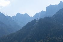 Die Streckenlänge der Karwendelbahn in Mittenwald beträgt 2.485 Meter. Während der ungefähr 4-minütigen Fahrt legst Du 1.311 Höhenmeter zurück. • © alpintreff.de - Christian Schön
