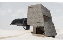 Die Aussichtsplattform liegt direkt an der Bergstation der neuen Sesselbahn Hornbahn 2000. Der 13 Meter hohe Turm bietet innen großflächige Panoramafenster mit 360 Grad Rundumblick. • © Snøhetta Studio Innsbruck