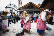 Die Figuren mit den hölzernen Masken wie Fuhrmann, Miasmann, Giggeler, Bär, Hexe und viele mehr sind fester Bestandteil jedes Blochziehens, in dessen monatelanger Vorbereitung fast jeder Haushalt in Fiss eingebunden ist. • © Serfaus-Fiss-Ladis Marketing GmbH, Manuel Pale