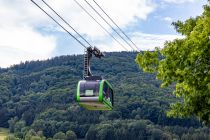 Bereits seit 1957 führt eine Seilbahn auf den Grünberg in Gmunden am Traunsee. Damals als Zweiseil-Umlaufbahn mit 4er Kabinen. Im Jahr 2010 kam für diese Bahn allerdings das Ende und sie wurde stillgelegt und drei Jahre später auch abgerissen.  • © alpintreff.de - Christian Schön