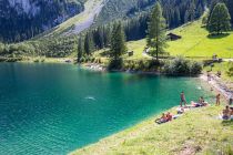 Wagemutige wagen am nord-westlichen Ufer, wo sich der Parkplatz befindet, auch ins Wasser - zumindest im Sommer. • © alpintreff.de - Christian Schön