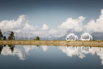 Widiversum - Hochoetz im Ötztal - Das Widiwersum liegt an einem kleinen Speichersee. Es gibt weiters drei Themenwege mit einer jeweiligen Gehzeit von ein bis anderthalb Stunden.  • © Ötztal Tourismus, Rudi Wyhlidal