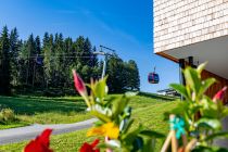 Für Tagesgäste ist sie auf Tiroler Seite die wahrscheinlich wichtigste Zubringerbahn ins Skigebiet KitzSki. Mit einer Fahrgeschwindigkeit von rasanten 7 Metern pro Sekunde macht sie das auch schneller, als jede andere Zubringerbahn im Gebiet.  • © alpintreff.de - Silke Schön