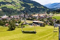 Die Aussicht auf Kirchberg und die Kitzbüheler Alpen wird  mit zunehmender Höhe schöner. :-) • © alpintreff.de - Silke Schön