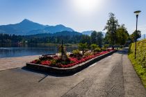 Der Schwarzsee gehört zu Kitzbühel in Tirol und liegt ungefähr zwei Kilometer vom Ort entfernt. Das Besondere an ihm ist sicherlich das Moorwasser, welches sich rasch erwärmt und dem eine gesundheitsfördernde Wirkung nachgesagt wird. • © alpintreff.de - Silke Schön