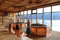 Der Saunabereich umfasst fünf Themensaunen, teilweise mit direktem Blick auf den Kochelsee, sowie ein Dampfbad und ein Hamam. • © Gemeinde Kochel am See / Kristall Therme
