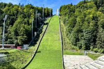 Es gibt nur vier aktive Flugschanzen auf der Welt. Eine davon erwartet Dich in Oberstdorf im Allgäu: die Heini-Klopfer-Schanze. Sie hat einen Hillsize von 235 m. Der Schanzenrekord liegt bei 242,5 m, aufgestellt durch den Slowenen Domen Prevc im März 2022.  • © Andrea Tyralla