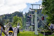 Die Streckenlänge der Sesselbahn am Wurbauerkogel beträgt 887 Meter. Ungefähr 200 Personen kann die Bahn pro Stunde befördern. • © alpintreff.de - Christian Schön