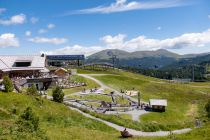 Fast am Ende - Zum Ende hin siehst Du das Ziel: die Bergstation der Panoramabahn mit der AlmZeit-Hütte. Davor befindet sich als Highlight ein großer Sand- und Wasserspielplatz. • © alpintreff.de - Silke Schön