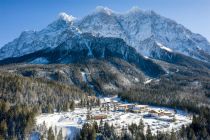 Hier noch eine Winteransicht, auf der Du gut sehen kannst, wie nah das Wettersteingebirge mit der Zugspitze ist.  • © www.zugspitz-resort.at