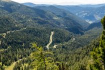 Der serpentinenreiche Weg hinauf verläuft durch Dörfer und Wälder. • © alpintreff.de - Silke Schön