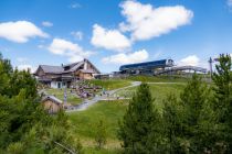 Nah beisammen - Blick vom Themenweg Nocky´s Almzeit auf die Bergstation der Panoramabahn sowie dem Bergrestaurant Almzeit. Davor liegt ein Spielplatz. • © alpintreff.de - Silke Schön