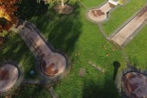 Laubbäume spenden angenehmen Schatten, Sitzmöglichkeiten sind vorhanden. • © ASKÖ Minigolf Bischofshofen