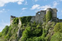 Ehrwürdige Mauern - Ein Restaurant – die Burgschenke - befindet sich ebenfalls in der Ruine.  • © Region Villach Tourismus, Josef Fischer