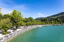 Seepromenade am Mondsee - Im Ort Mondsee am Nordufer befindet sich die Seepromenade, dahinter der Almeida Park. • © alpintreff.de - Christian Schön