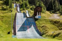 Das sind die beiden kleineren Schanzen, die Schülerschanzen für den Skisprung-Nachwuchs, einmal eine K 30 sowie eine K 15.  • © alpintreff.de - Christian Schön