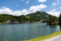 Im See verläuft die Grenze von der Steiermark zu Kärnten. Oder umgekehrt? • © alpintreff.de - Silke Schön