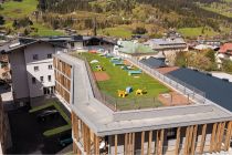 Allein die Dachterrasse mit Ausblick über Bad Hofgastein überzeugt die Wellness-Freunde. • © Hotel BLÜ