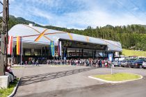 Talstation Schlossalmbahn I in Bad Hofgastein - Beginnen wir mit der Talstation der Schlossalmbahn in Bad Hofgastein. Man kann schon sagen, dass einiges los ist - auch im Sommer. • © alpintreff.de - Christian Schön