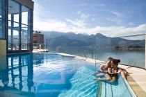 Bath with a view - Die Kristall Therme findest Du in Kochel am See in Oberbayern. Ein echter Wohlfühlort mit wunderbarem Blick auf den Kochelsee, an dessen Ufer die Kristall Therme stehen.  • © Gemeinde Kochel am See