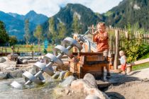 Wasserspiele - Der abwechslungsreiche Spielplatz ist 3.000 m² groß und besonders naturnah gestaltet. • © TVB Mayrhofen, Thomas Eberharter Photography