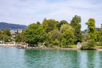 Almeida Park - Mondsee - Oberösterreich - Im Park gibt ein Denkmal, welches an Micheline Gräfin von Almeida und deren Mann Graf Rudolph erinnert - daher der Name des Parks. Hier am rechten Bildrand die Judas Thaddäus-Kapelle. • © alpintreff.de - Christian Schön