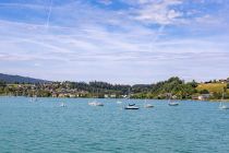 Boot fahren am Mondsee - Am Mondsee kannst Du selbstverständlich wunderbar baden, surfen oder ihn mit einem Boot erkunden. Die umliegenden Berge laden zum wandern und biken ein.  • © alpintreff.de - Christian Schön