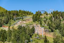 Blick von der Talstation - So sieht die Bahn von unten aus. Links liegt die Trasse des Nockyflitzers. • © alpintreff.de - Silke Schön